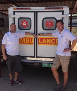 Jillard (li) en Bowe voor de nieuwe ambulance van het ziekenhuis